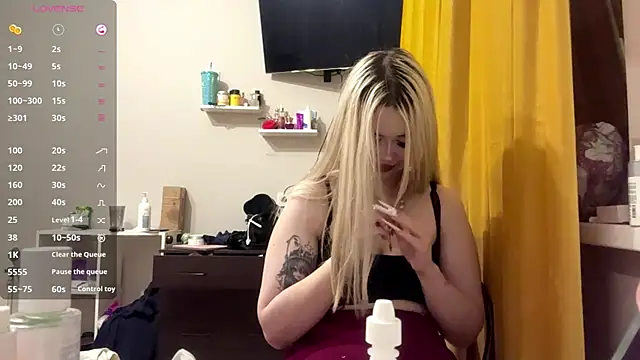 moonluv33 online show from July 4, 3:05 pm