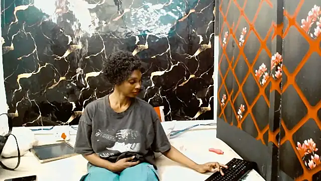 Snapshot of Caramelminxx_ chatting on July 7, 7:45 am Caramelminxx online show from July 7, 7:45 am