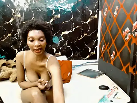 Snapshot of Caramelminxx_ chatting on June 24, 7:40 am Caramelminxx online show from June 24, 7:40 am