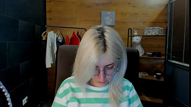 DaisyHopkins online show from June 21, 8:53 am