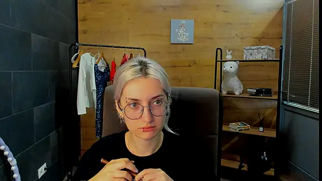 DaisyHopkins online show from June 20, 9:47 am