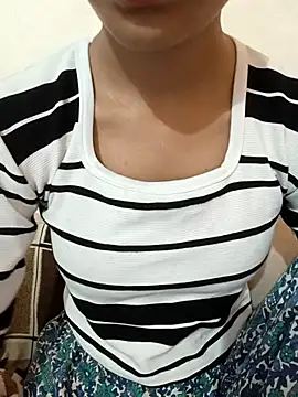 Snapshot of Nidhima-Singh chatting on July 23, 5:20 pm Nidhima-Singh online show from July 23, 5:20 pm