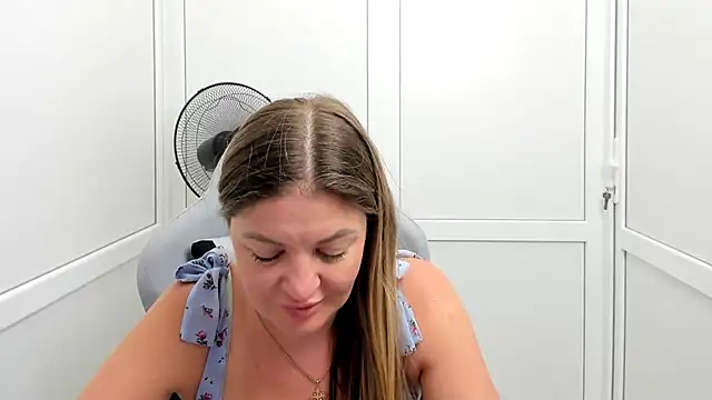 Snapshot of MiaSummerr_ chatting on July 20, 6:43 am MiaSummerr online show from July 20, 6:43 am