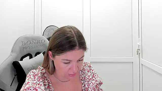 Snapshot of MiaSummerr_ chatting on July 17, 12:46 pm MiaSummerr online show from July 17, 12:46 pm