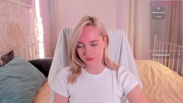 Chloe-Deccer online show from July 13, 1:27 am