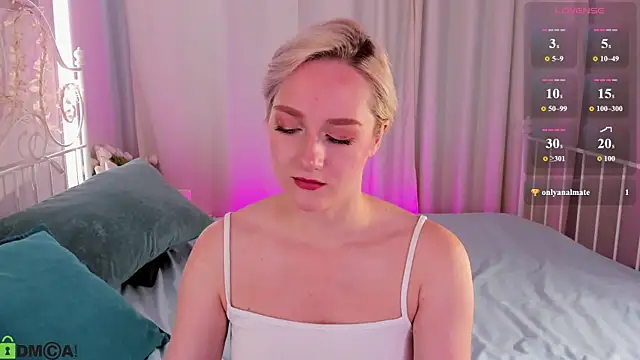 Chloe-Deccer online show from August 1, 1:58 am