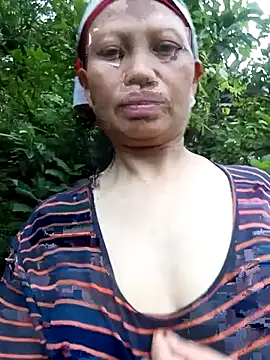 Snapshot of Ila-min chatting on June 12, 11:30 am Ila-min online show from June 12, 11:30 am