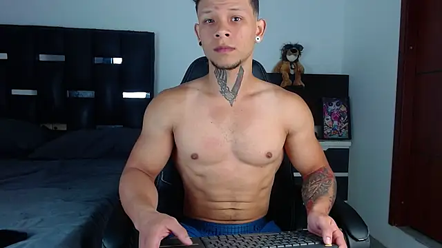 Snapshot of Erosscott_ chatting on July 4, 10:36 pm Erosscott online show from July 4, 10:36 pm