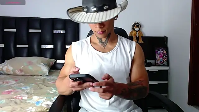 Snapshot of Erosscott_ chatting on July 30, 3:22 pm Erosscott online show from July 30, 3:22 pm