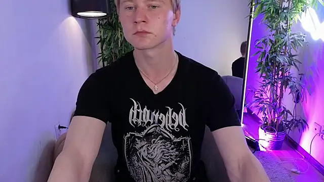 Snapshot of softdeutch chatting on June 6, 10:04 pm softdeutch online show from June 6, 10:04 pm
