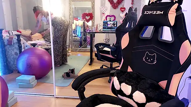 Snapshot of youngmilfBlossom chatting on July 31, 10:07 pm youngmilfBlossom online show from July 31, 10:07 pm