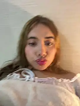 Snapshot of Issie_01 chatting on June 16, 9:59 pm Issie 01 online show from June 16, 9:59 pm