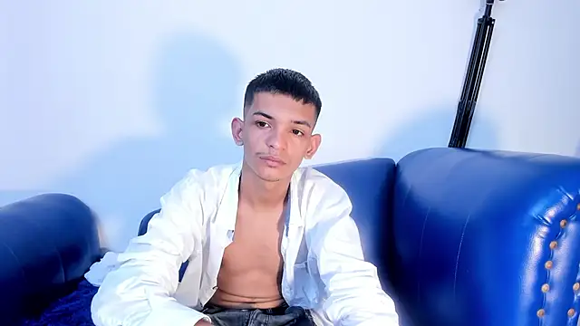 Snapshot of littlecum18 chatting on June 20, 2:44 pm littlecum18 online show from June 20, 2:44 pm