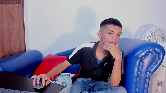 Snapshot of littlecum18 chatting on June 21, 12:22 pm littlecum18 online show from June 21, 12:22 pm