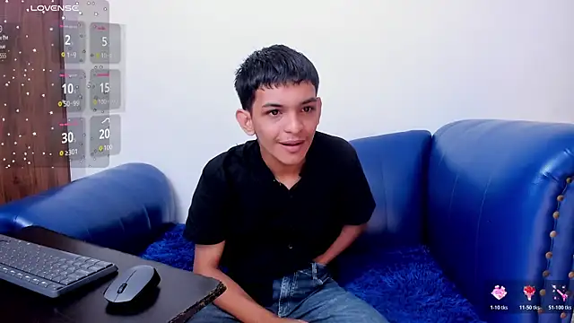 Snapshot of littlecum18 chatting on June 18, 12:21 pm littlecum18 online show from June 18, 12:21 pm