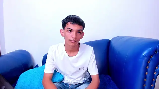 Snapshot of littlecum18 chatting on June 19, 12:33 pm littlecum18 online show from June 19, 12:33 pm