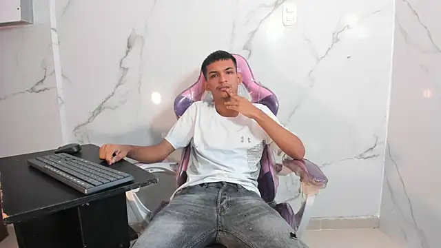 Snapshot of littlecum18 chatting on June 26, 12:00 pm littlecum18 online show from June 26, 12:00 pm