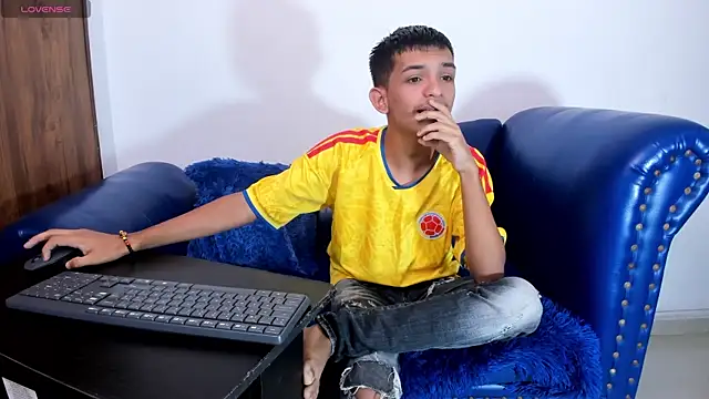 Snapshot of littlecum18 chatting on July 3, 12:22 pm littlecum18 online show from July 3, 12:22 pm
