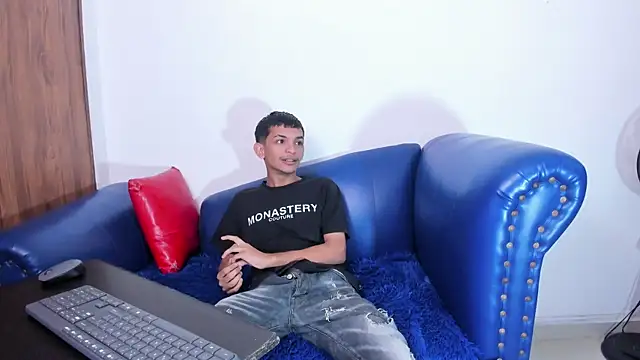 Snapshot of littlecum18 chatting on July 22, 1:24 pm littlecum18 online show from July 22, 1:24 pm