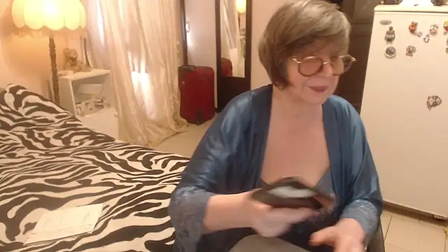 Snapshot of Sharon_Amore chatting on July 5, 12:23 pm Sharon Amore online show from July 5, 12:23 pm