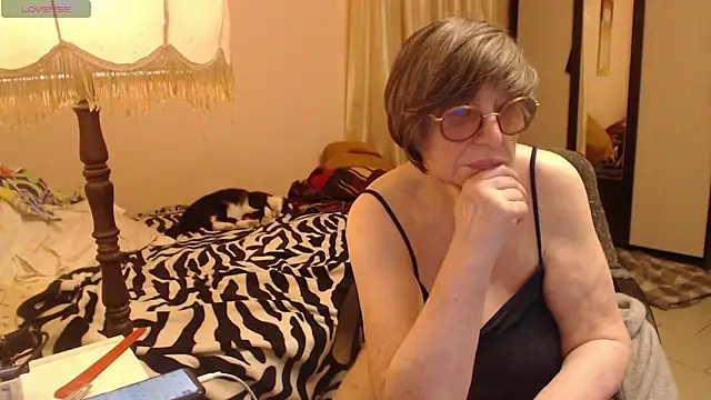 Sharon Amore online show from October 2, 6:00 pm