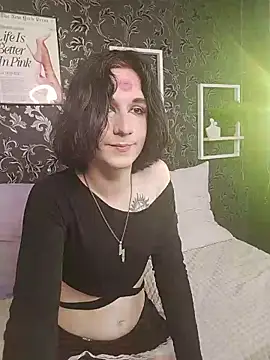 MickeQuinee online show from June 21, 10:10 am