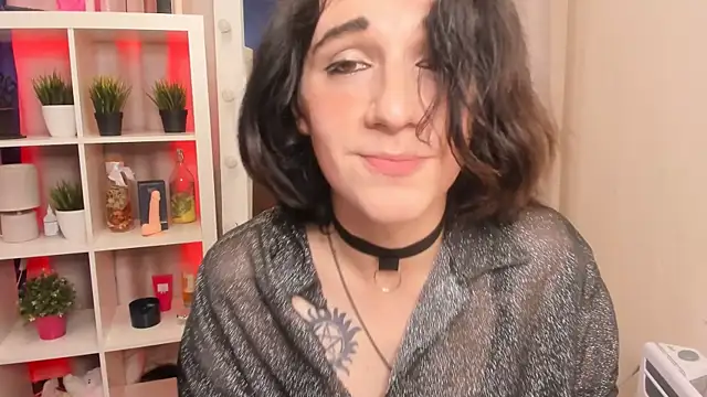 MickeQuinee online show from July 1, 7:20 am