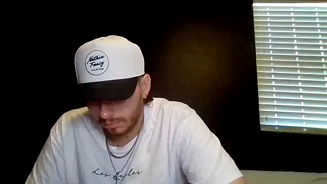 Snapshot of Mikecloudyhawk chatting on June 22, 1:11 am Mikecloudyhawk online show from June 22, 1:11 am