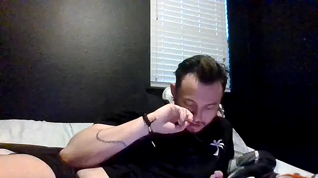 Snapshot of Mikecloudyhawk chatting on June 27, 3:23 am Mikecloudyhawk online show from June 27, 3:23 am