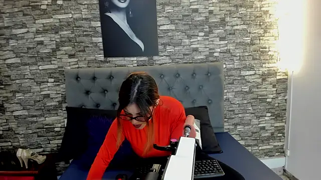 AngeliqueGirard online show from July 5, 9:10 pm