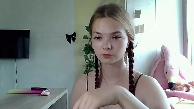 AvrilGillig online show from July 10, 1:00 pm