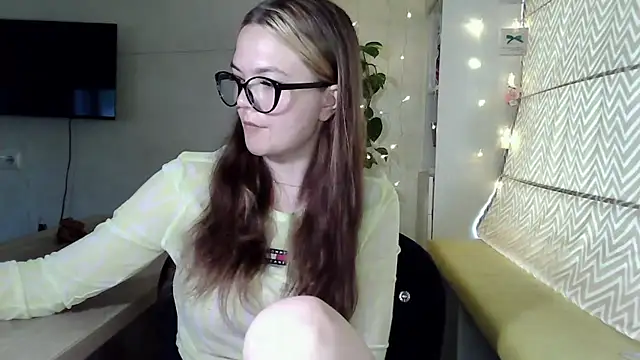 AvrilGillig online show from June 24, 1:32 pm