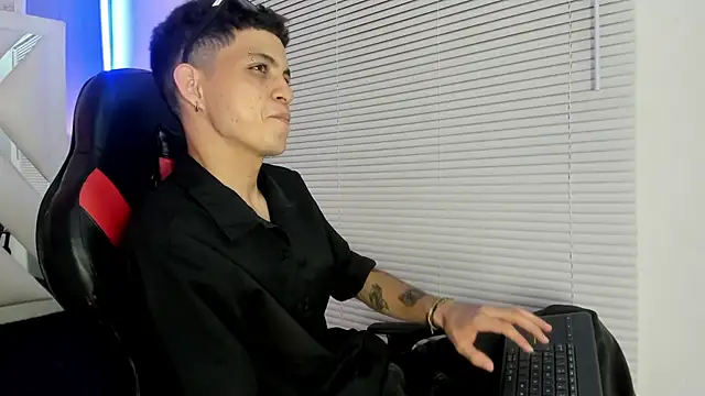 Snapshot of cameron_lux77 chatting on June 26, 3:45 am cameron lux77 online show from June 26, 3:45 am