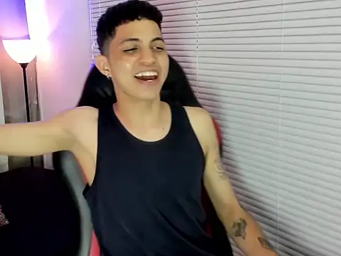 Snapshot of cameron_lux77 chatting on June 25, 3:37 am cameron lux77 online show from June 25, 3:37 am