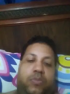 Snapshot of BustlingShirt chatting on June 14, 2:24 am BustlingShirt online show from June 14, 2:24 am