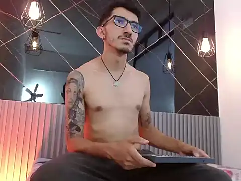 DylanAnderson1 online show from June 15, 8:08 pm