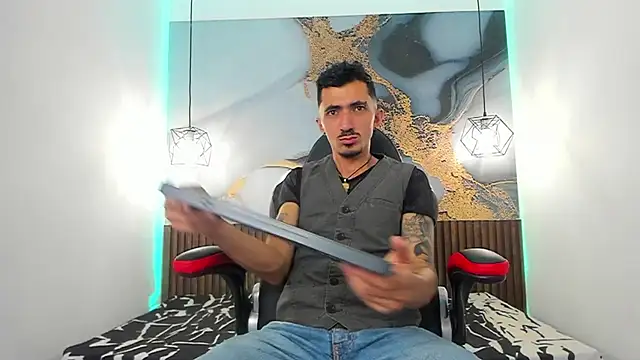 DylanAnderson1 online show from July 18, 8:50 pm