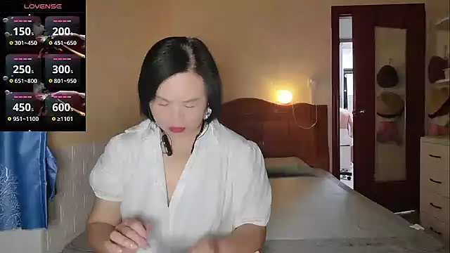 Snapshot of YIYI-queen chatting on June 12, 3:21 pm YIYI-queen online show from June 12, 3:21 pm