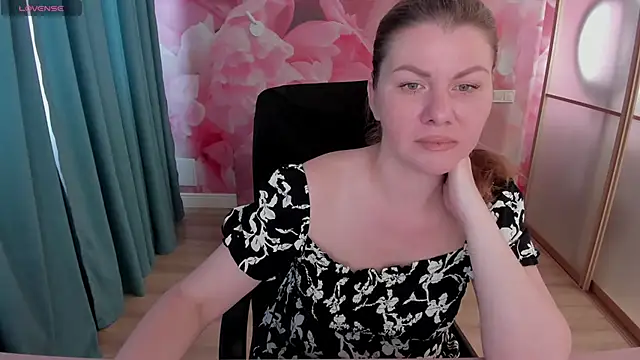 Snapshot of LunaKissesx chatting on June 12, 11:41 am LunaKissesx online show from June 12, 11:41 am
