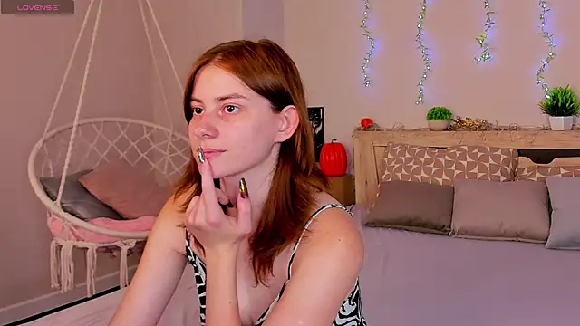 Lilli Rivera online show from June 14, 1:02 am