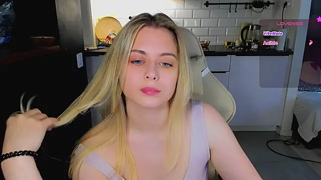 Snapshot of blonde_kellyy chatting on June 14, 10:49 am blonde kellyy online show from June 14, 10:49 am