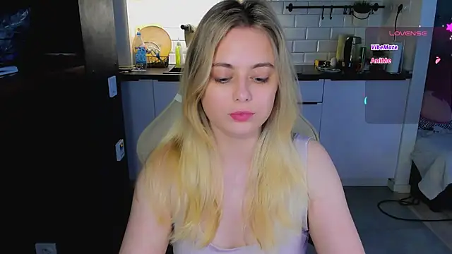 Snapshot of blonde_kellyy chatting on June 17, 2:22 am blonde kellyy online show from June 17, 2:22 am