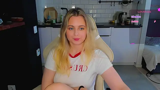 Snapshot of blonde_kellyy chatting on June 10, 5:52 am blonde kellyy online show from June 10, 5:52 am