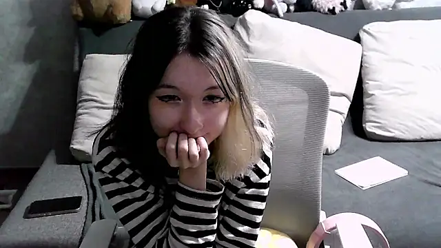 Snapshot of Lilfain_baby chatting on July 28, 3:21 pm Lilfain baby online show from July 28, 3:21 pm