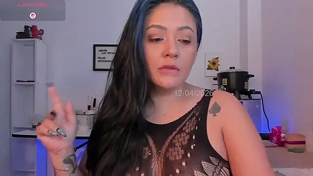 LauraToro  online show from April 12, 8:28 am