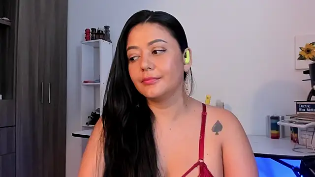 Snapshot of LauraToro_ chatting on June 13, 9:13 pm LauraToro online show from June 13, 9:13 pm