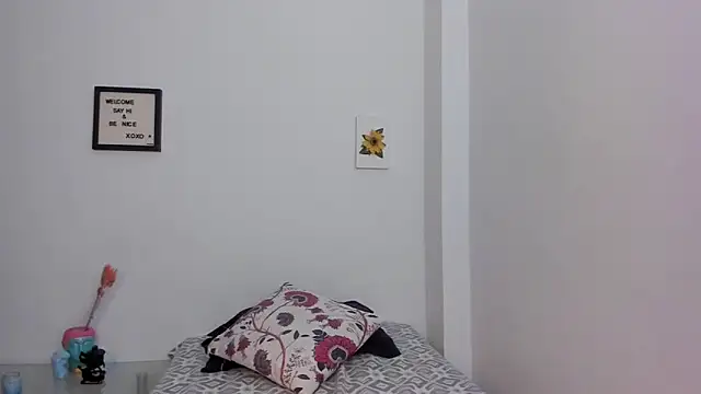 LauraToro  online show from February 25, 1:44 pm