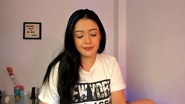 LauraToro  online show from December 20, 5:49 pm