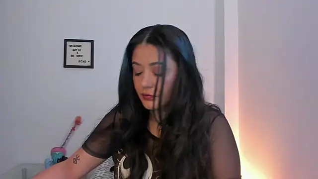 LauraToro  online show from February 24, 1:01 pm