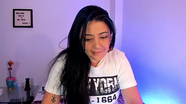 LauraToro  online show from December 20, 1:30 am